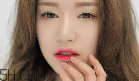 唇彩能當(dāng)唇膏用嗎？冬天怎樣涂唇彩好？