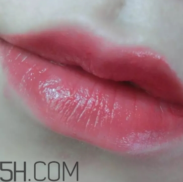 西瓜紅口紅適合什么膚色？西瓜紅口紅適合黃皮嗎？