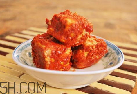 豆腐乳發(fā)酵時顏色變化 豆腐乳發(fā)酵后正常顏色