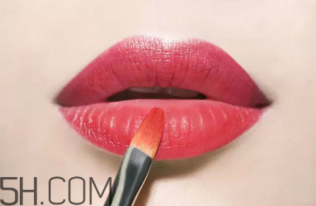 怎樣應(yīng)對唇妝脫妝問題？涂口紅前怎樣用bb打底？