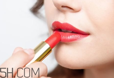 怎么正確擦口紅？如何改善嘴唇干燥脫皮？