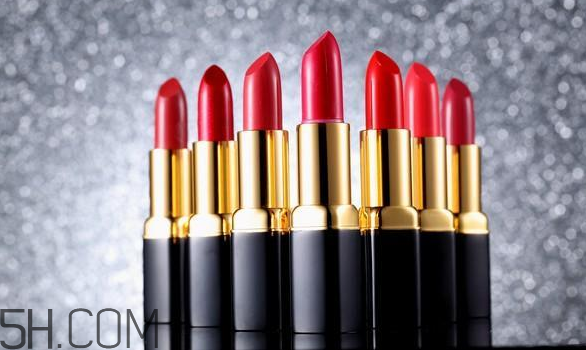 紅唇妝適合怎樣的人？嘴巴大涂口紅的注意事項