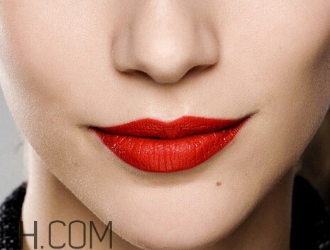 紅唇妝適合怎樣的人？嘴巴大涂口紅的注意事項