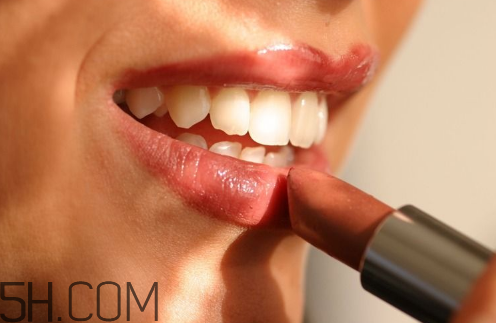 怎樣應(yīng)對唇妝脫妝問題？涂口紅前怎樣用bb打底？