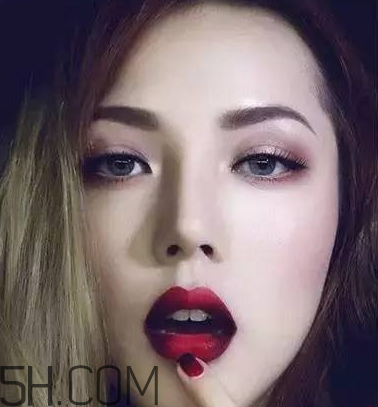 反咬唇妝是什么樣的？染唇妝和咬唇妝的區(qū)別