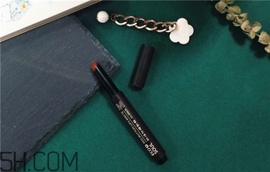 秋冬適合涂什么顏色的口紅？怎么涂口紅持久不掉色？