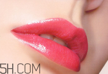 怎樣應(yīng)對唇妝脫妝問題？涂口紅前怎樣用bb打底？