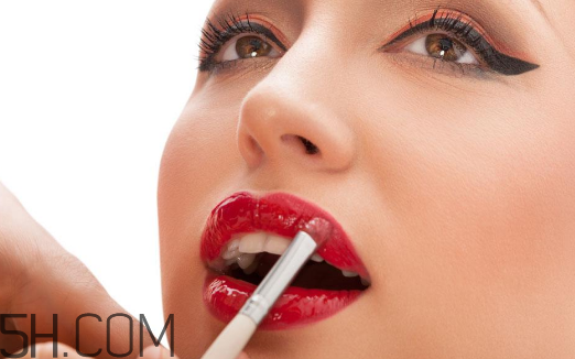 涂口紅前用bb打底可以嗎？最近比較火的口紅品牌有哪些？