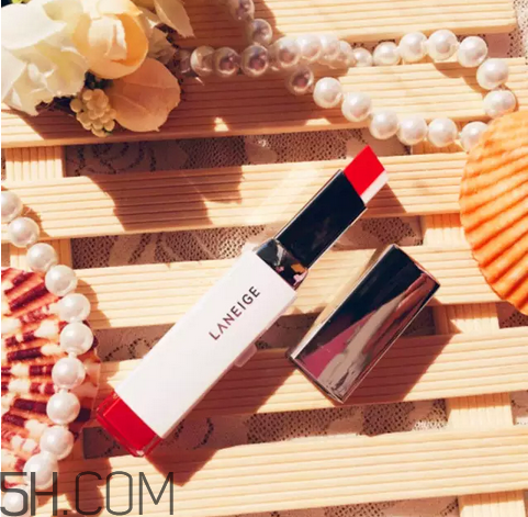 涂口紅前用bb打底可以嗎？最近比較火的口紅品牌有哪些？