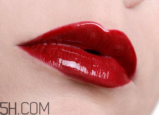 紅唇妝適合怎樣的人？嘴巴大涂口紅的注意事項