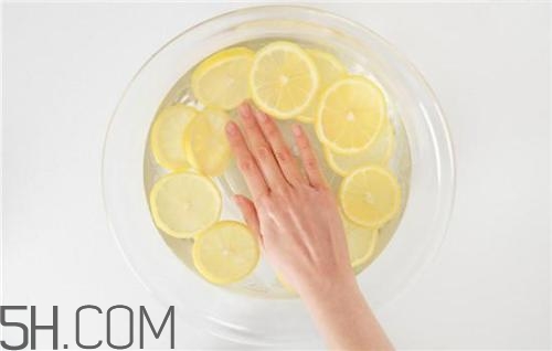 用檸檬水洗臉可以嗎？檸檬水洗臉的功效是什么呢？