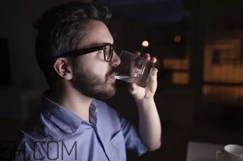 夜跑能喝水嗎？夜跑多久以后才能喝水？