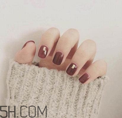 指甲軟是怎么回事？冬季美甲什么顏色好看？