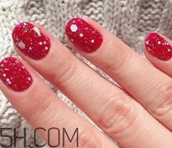 指甲軟是怎么回事？冬季美甲什么顏色好看？