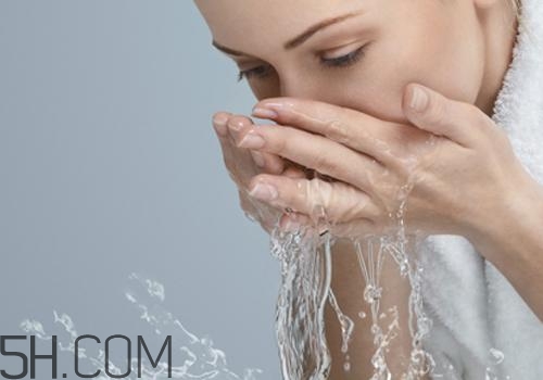用檸檬水洗臉可以嗎？檸檬水洗臉的功效是什么呢？