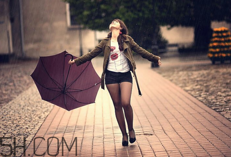 淋雨后要洗澡嗎？淋雨后不洗澡會(huì)怎么樣？