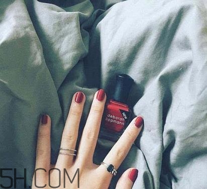 指甲軟是怎么回事？冬季美甲什么顏色好看？