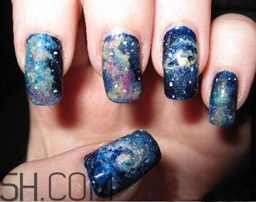 2018初春美甲新款式 簡(jiǎn)單美甲diy星空美甲教程