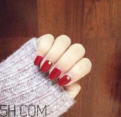 指甲軟是怎么回事？冬季美甲什么顏色好看？