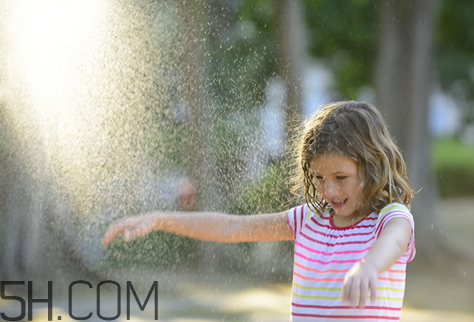 淋雨后要洗澡嗎？淋雨后不洗澡會(huì)怎么樣？