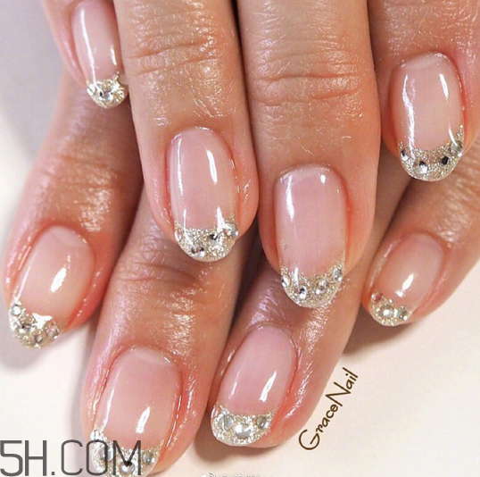 美甲什么顏色顯手白？日式美甲和普通美甲的區(qū)別