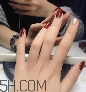 指甲軟是怎么回事？冬季美甲什么顏色好看？