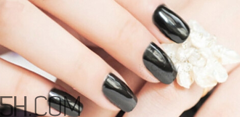 美甲什么顏色顯手白？日式美甲和普通美甲的區(qū)別