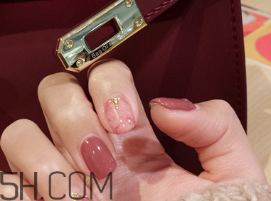 經(jīng)常做美甲好不好？淺色美甲款式推薦