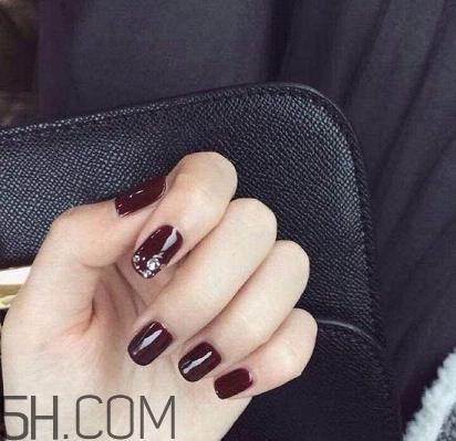 指甲軟是怎么回事？冬季美甲什么顏色好看？