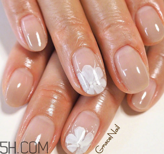 美甲什么顏色顯手白？日式美甲和普通美甲的區(qū)別