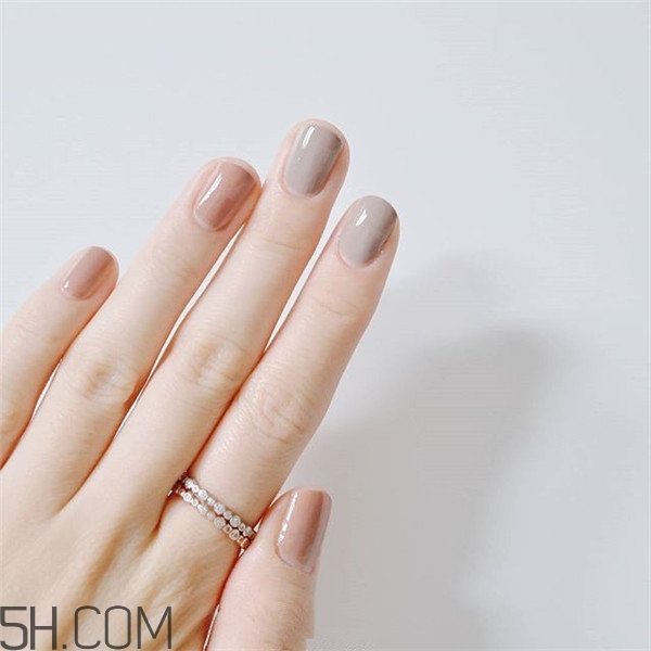 冬天美甲適合什么顏色？純色美甲跳色款式搭配圖