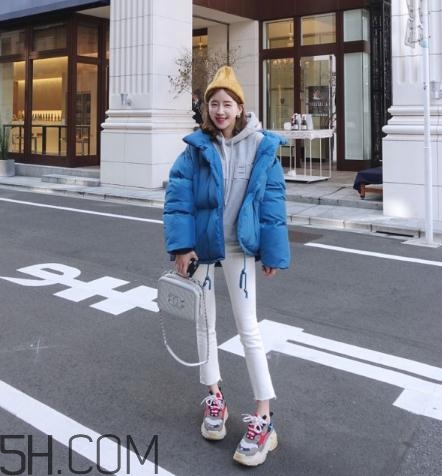 藍(lán)色棉襖配什么褲子？藍(lán)色棉服搭配褲子圖片