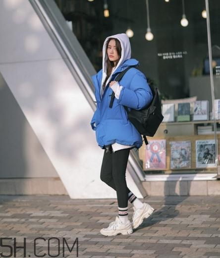 藍(lán)色棉襖配什么褲子？藍(lán)色棉服搭配褲子圖片