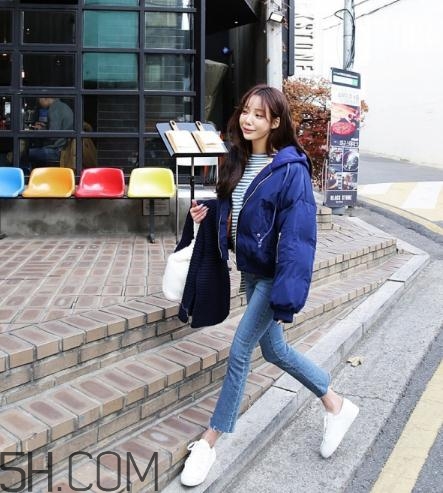 藍(lán)色棉襖配什么褲子？藍(lán)色棉服搭配褲子圖片