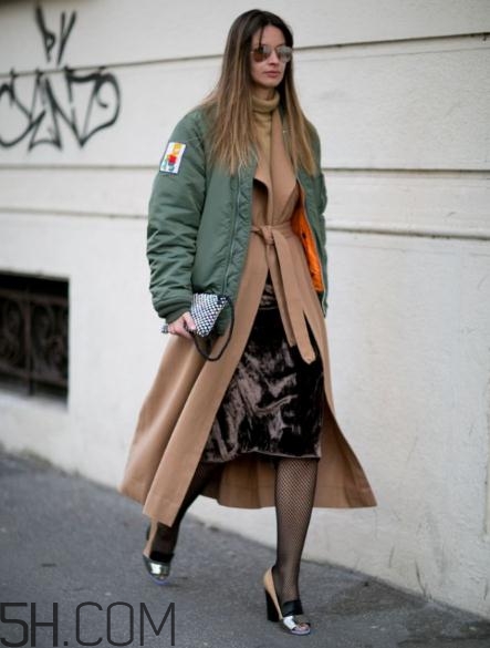 綠色飛行夾克怎么搭配？綠色飛行員夾克搭配女