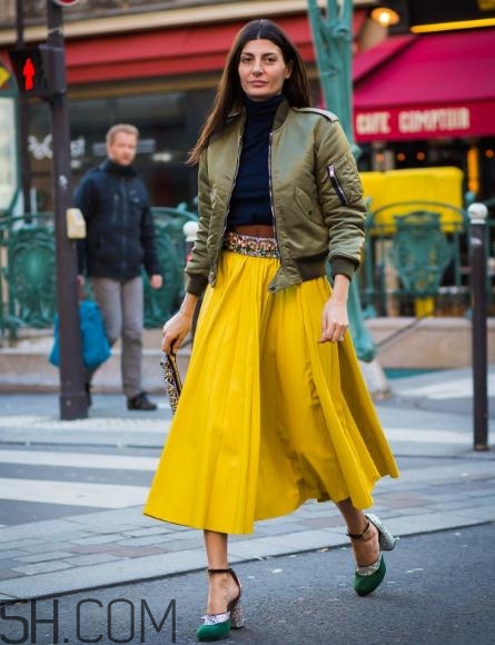 綠色飛行夾克怎么搭配？綠色飛行員夾克搭配女