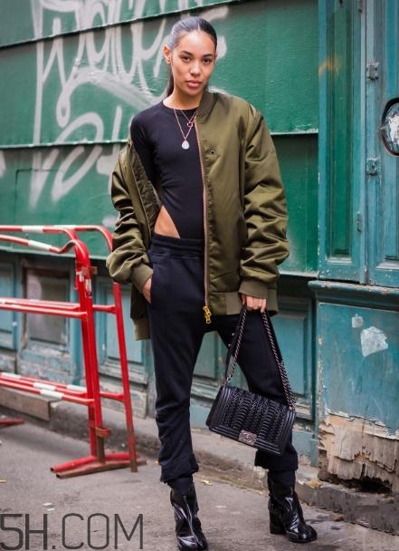 綠色飛行夾克怎么搭配？綠色飛行員夾克搭配女