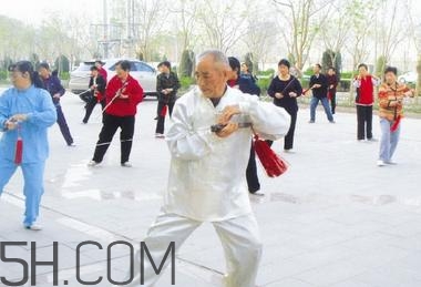 冬季應(yīng)該怎么晨練？冬季晨練的注意事項(xiàng)有哪些？