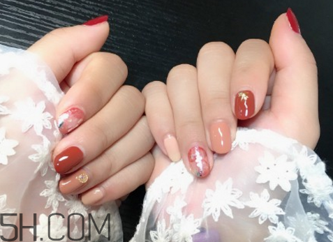 美甲后如何洗掉？秋冬焦糖色美甲圖片