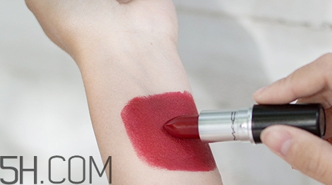 mac russian red和ruby woo哪個好看_試色對比 mac russian red和ruby woo哪個好看_試色對比