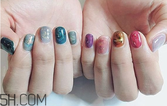 美甲店常用甲油膠品牌有哪些？沒有任何基礎(chǔ)學(xué)美甲難嗎？