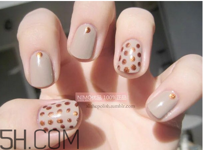 指甲油哪個(gè)牌子好？腳趾甲變色是怎么回事？