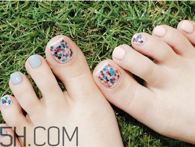 指甲油哪個(gè)牌子好？腳趾甲變色是怎么回事？