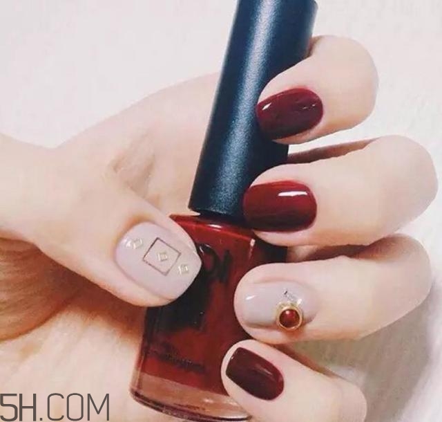 冬天美甲適合什么顏色？純色美甲跳色款式搭配圖