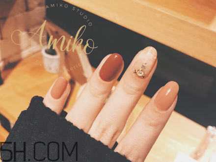 秋冬必備的焦糖色美甲圖片最新款 韓國(guó)最新秋冬美甲圖片