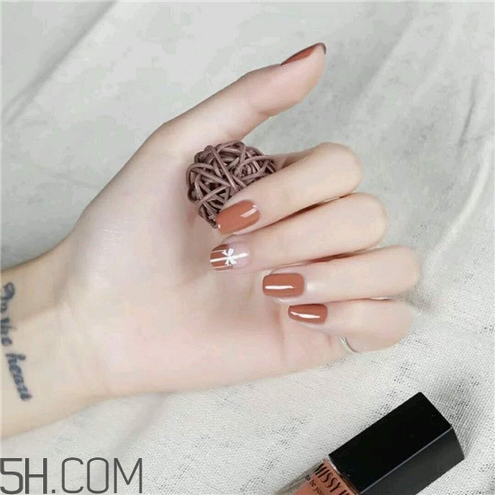 美甲店是怎么做指甲的？毛呢格子美甲教程圖解