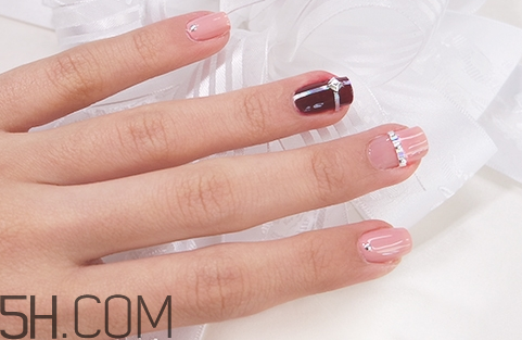 美甲店常用甲油膠品牌有哪些？沒有任何基礎(chǔ)學(xué)美甲難嗎？
