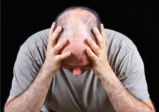 為什么男性比女性更容易脫發(fā)？什么原因導致男性脫發(fā)？