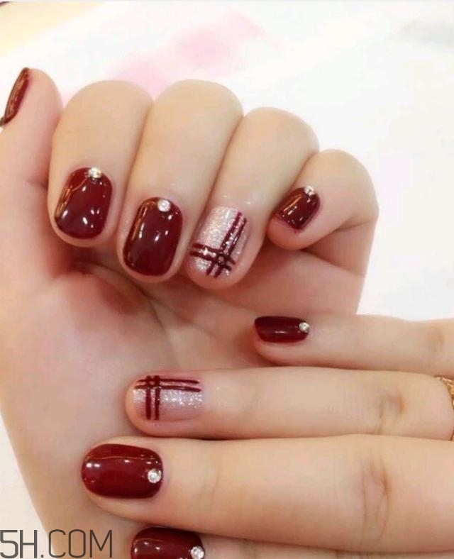 冬天美甲適合什么顏色？純色美甲跳色款式搭配圖