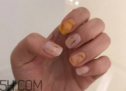 美甲后如何洗掉？秋冬焦糖色美甲圖片